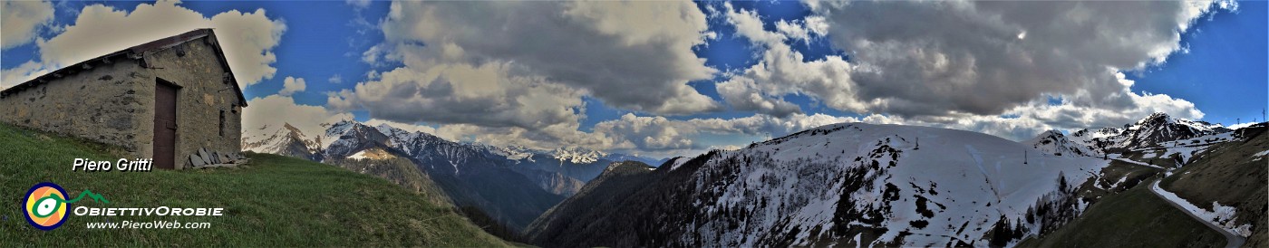 87 Dal dosso con baita vista panoramica anche verso il bianco Montu a dx da poco salito.jpg